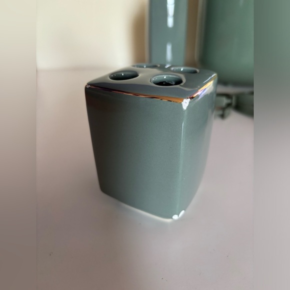 Bathroom accessories - Picture 3 of 4